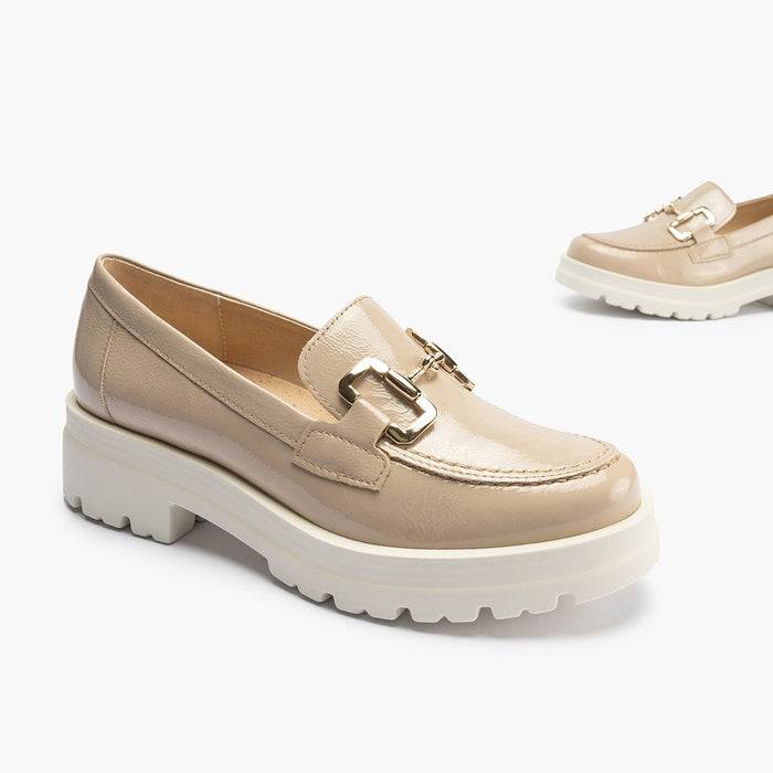 pitillos Mocasines de mujer en piel charol con adorno de estribo y tacón bloque BEIGE
