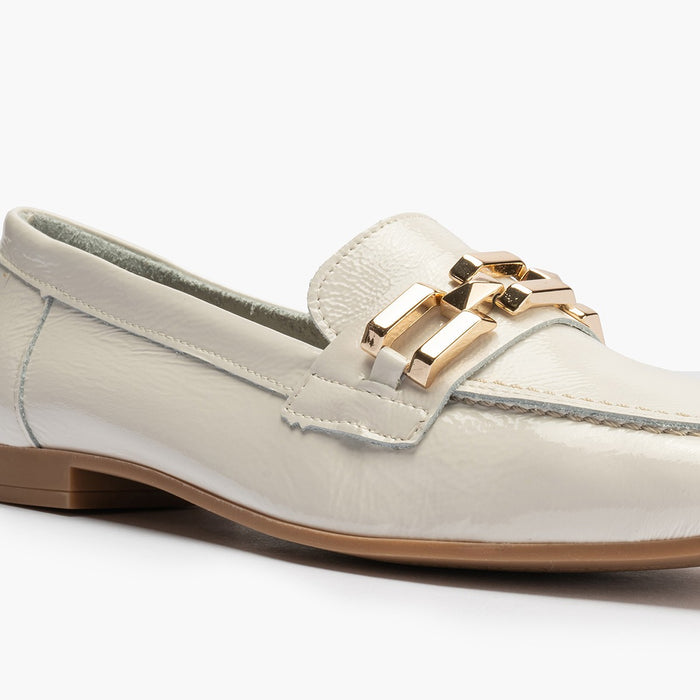 pitillos Mocasines de mujer en piel charol con adorno y tacón bajo BLANCO