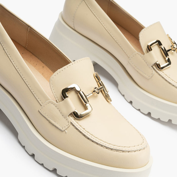 pitillos Mocasines de mujer en piel con adorno de estribo y tacón bloque CREMA