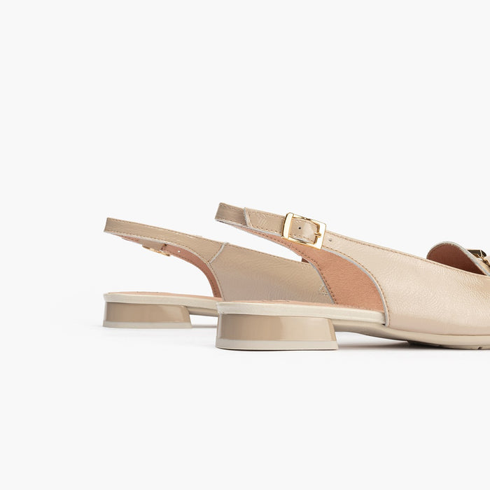 Pitillos Mocasines De Mujer En Piel Lamianda Con Adorno Cadena Metálica CREMA