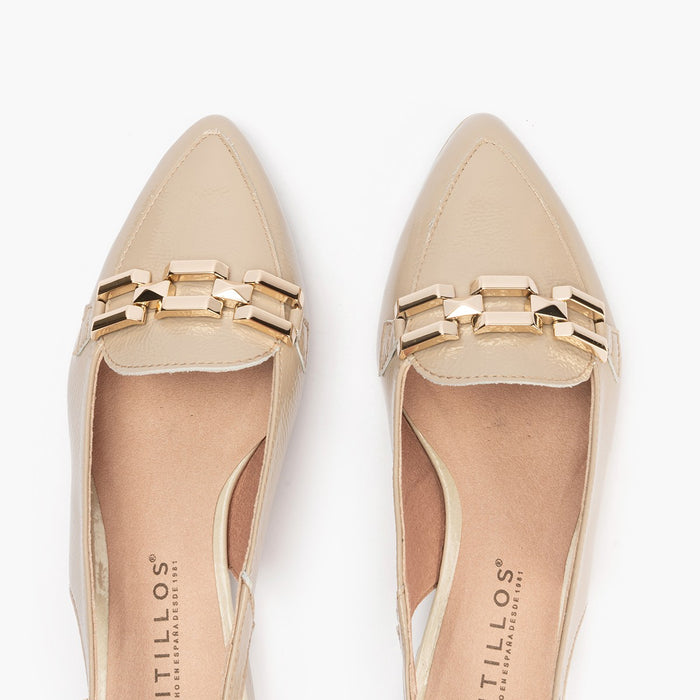 pitillos Mocasines de mujer en piel lamianda con adorno cadena metálica BEIGE