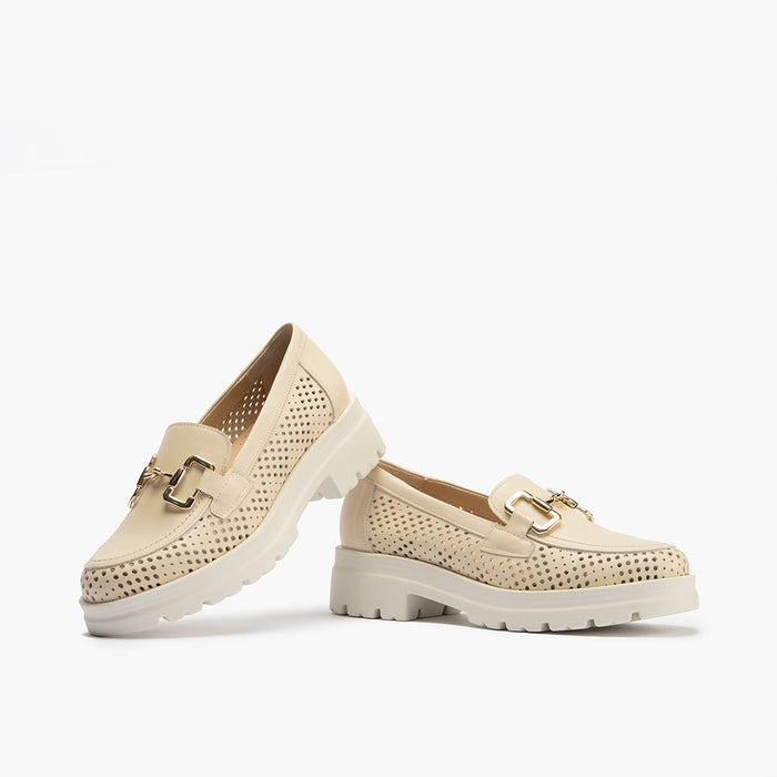 Pitillos Mocasines De Mujer En Piel Picada Con Adorno De Estribo Y Tacón Bloque CREMA