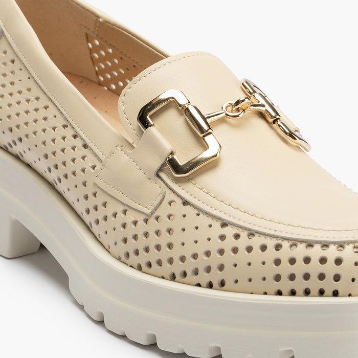 Pitillos Mocasines De Mujer En Piel Picada Con Adorno De Estribo Y Tacón Bloque CREMA