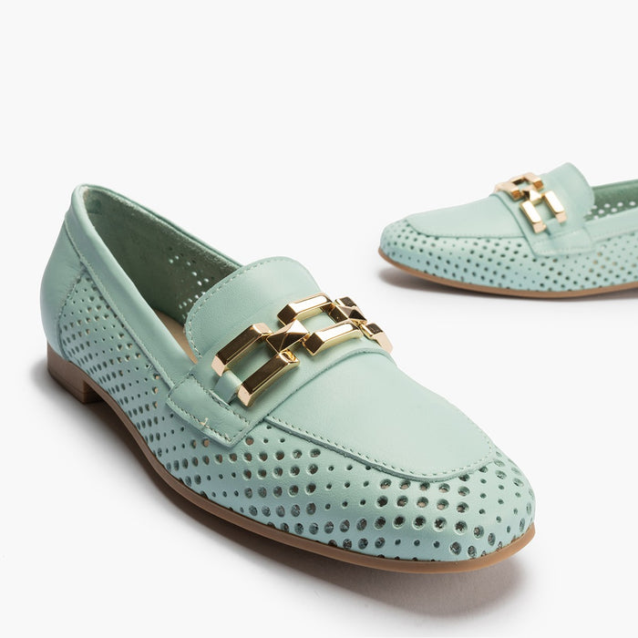 pitillos Mocasines de mujer en piel picados con adorno y tacón bajo AZUL