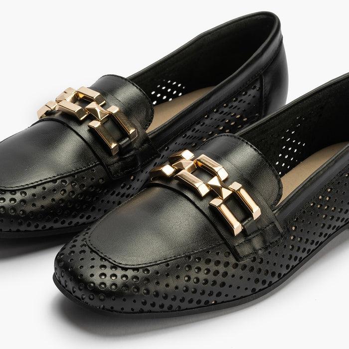 pitillos Mocasines de mujer en piel picados con adorno y tacón bajo NEGRO