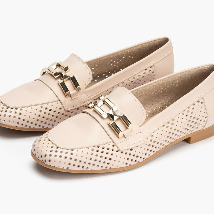 pitillos Mocasines de mujer en piel picados con adorno y tacón bajo ROSA