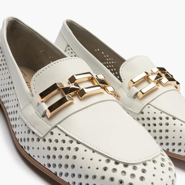 pitillos Mocasines de mujer en piel picados con adorno y tacón bajo BLANCO