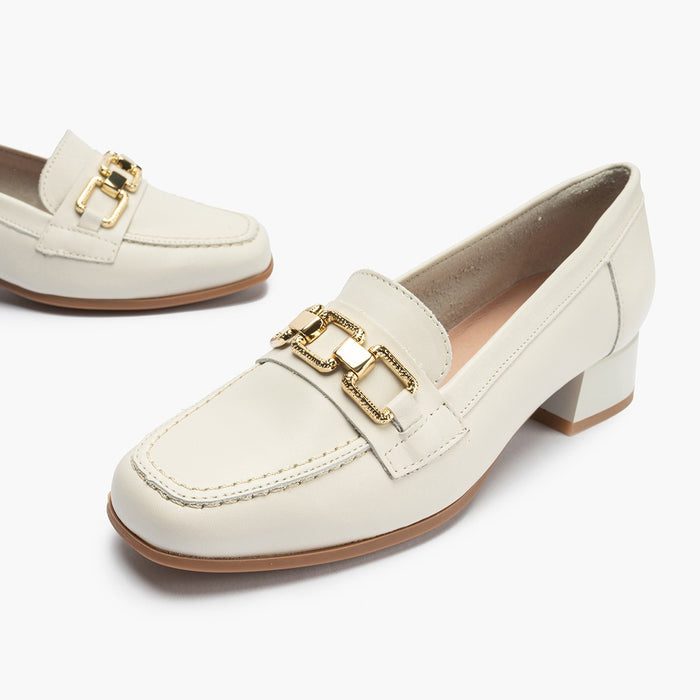 pitillos Mocasines de mujer en piel y adorno cadena metálica y tacón BLANCO