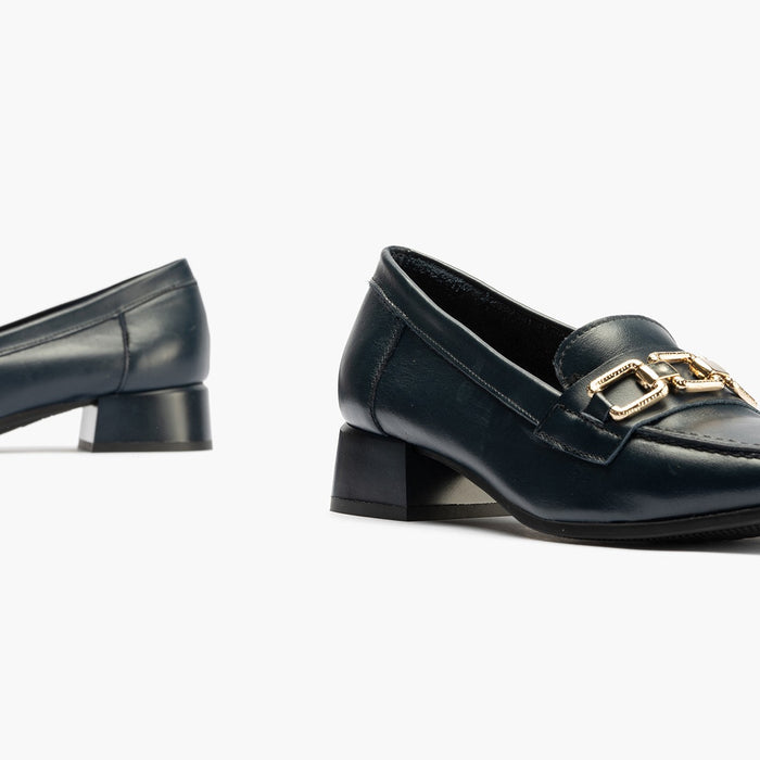 pitillos Mocasines de mujer en piel y adorno cadena metálica y tacón AZUL