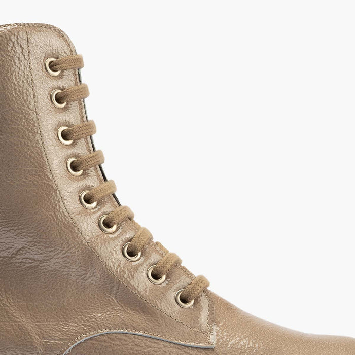 Pitillos Bota Militar En Charol Mujer Color Piedra