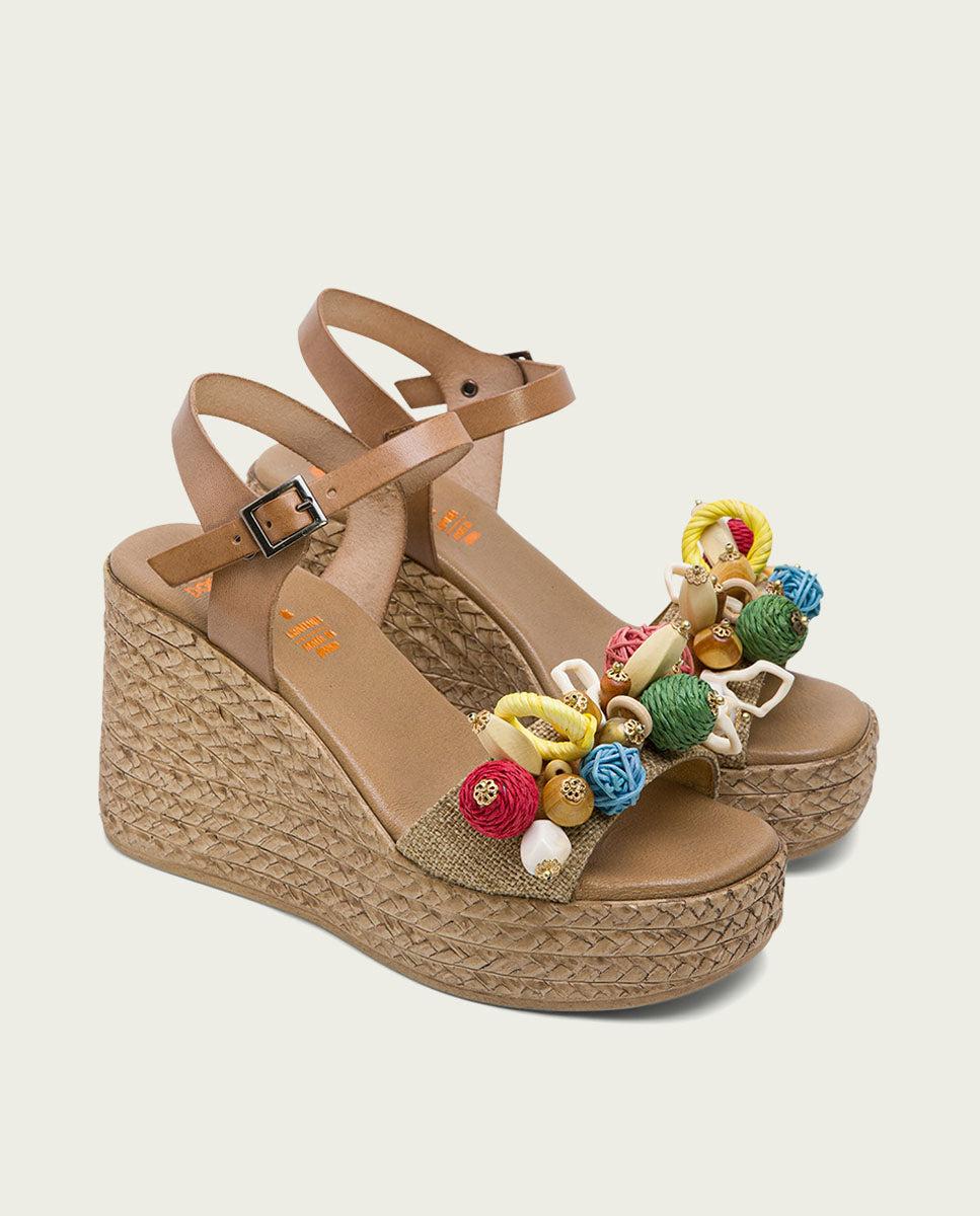 Porronet SANDALIA PIEL CUÑA CON ADORNOS TAUPE KAIRI