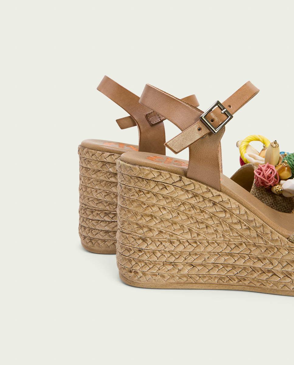 Porronet SANDALIA PIEL CUÑA CON ADORNOS TAUPE KAIRI