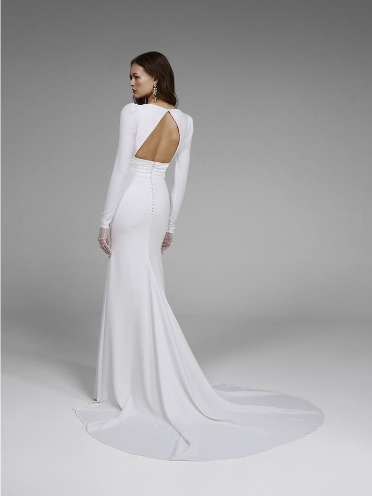 pronovias ADRIENNE | Vestido de novia sirena con escote de pico | Pronovias