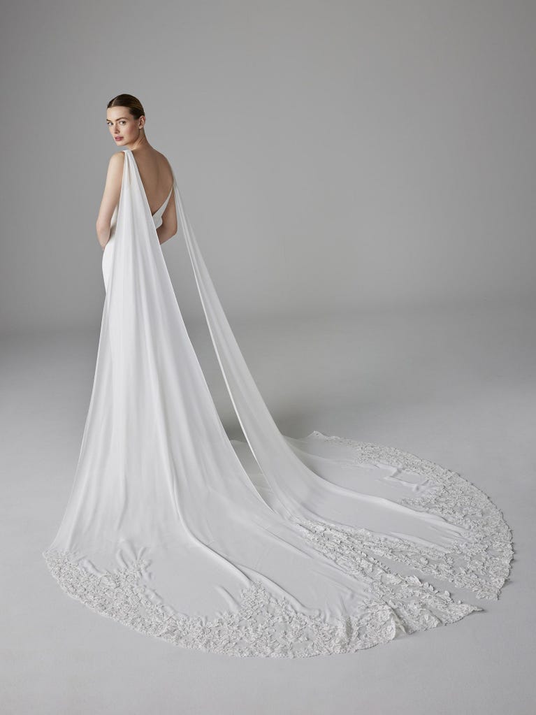 Pronovias ALDONA | Vestido De Novia Sirena Con Escote De Pico | Pronovias