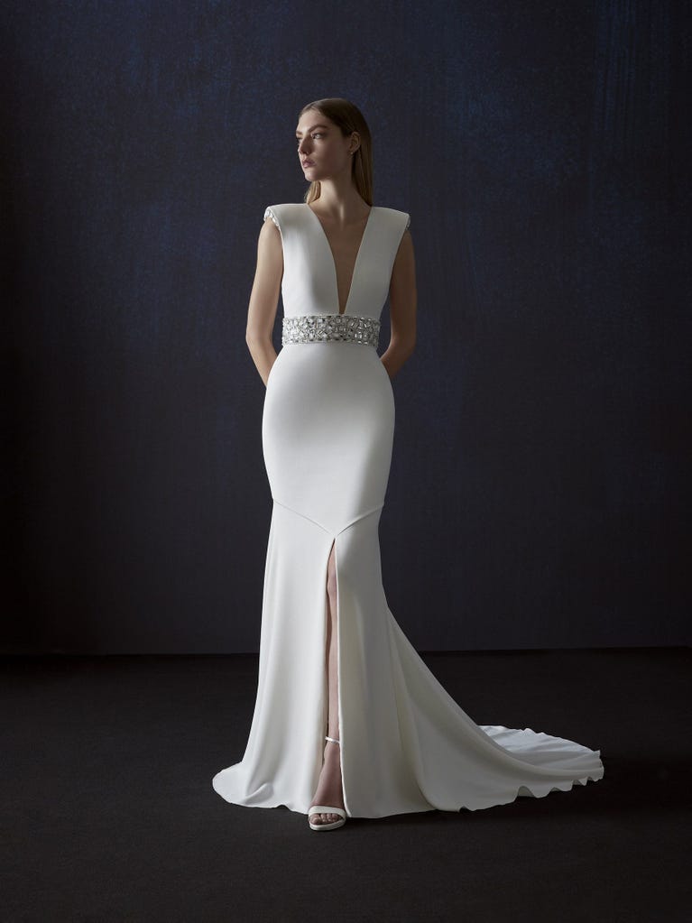 pronovias AROMATIC | Vestido de novia sirena con escote de pico | Atelier Pronovias