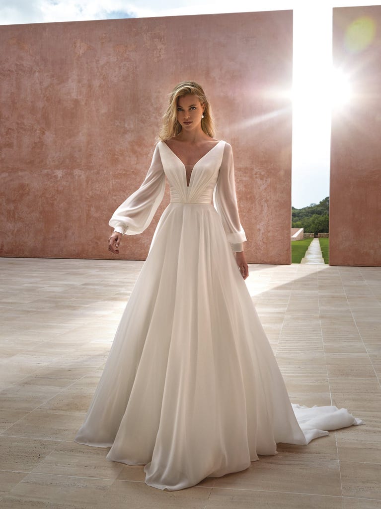 pronovias ASMARA | Vestido de novia corte en a con escote de pico | Pronovias