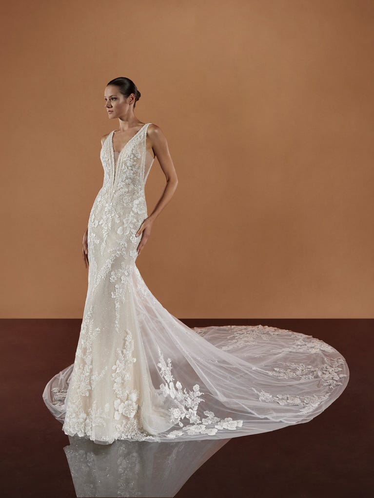 pronovias ASMIN | Vestido de novia sirena con escote de pico | Pronovias