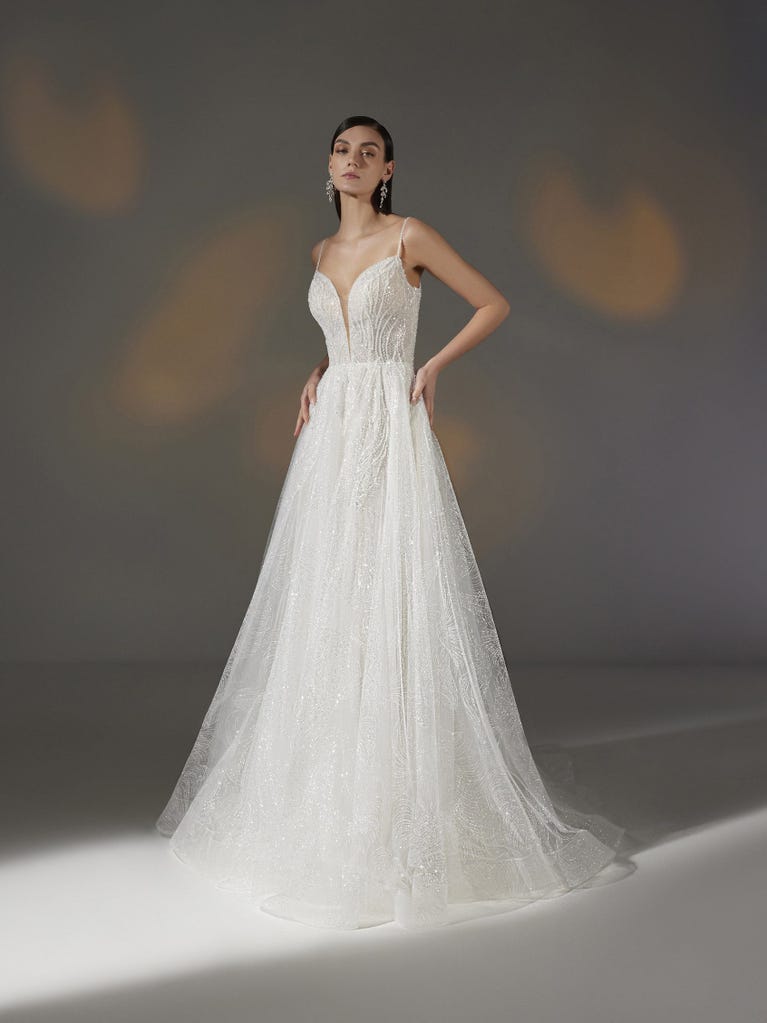 pronovias ASTRIA | Vestido de novia corte en a con escote de pico