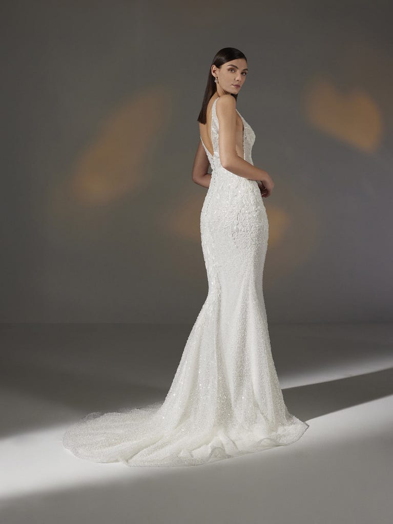 Pronovias AYANNA | Vestido De Novia Sirena Con Escote De Pico