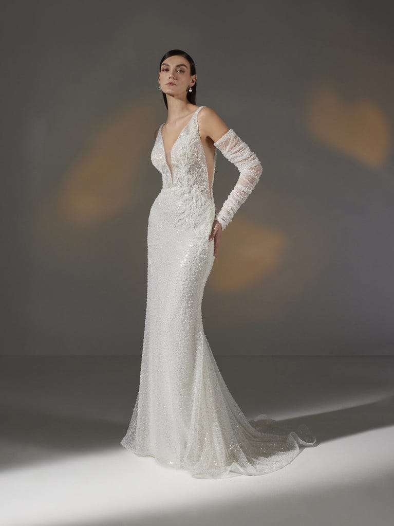 pronovias AYANNA | Vestido de novia sirena con escote de pico