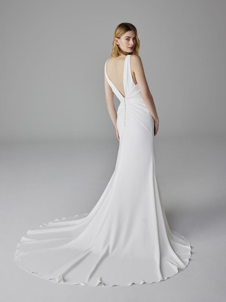 Pronovias BELFORTUNE | Vestido De Novia Sirena Con Escote De Pico | Pronovias