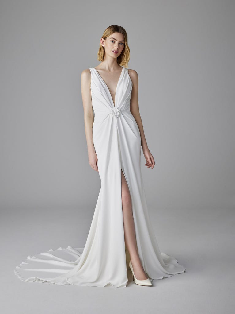 pronovias BELFORTUNE | Vestido de novia sirena con escote de pico | Pronovias