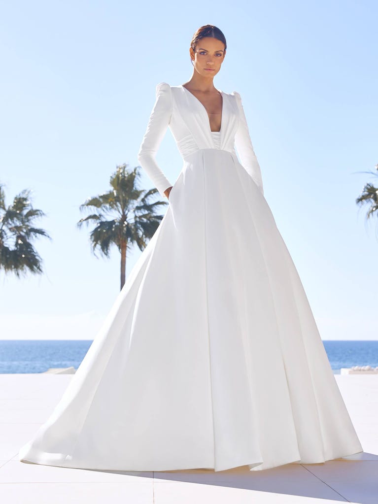 pronovias CADENCE | Vestido de novia corte en a con escote de pico | Pronovias