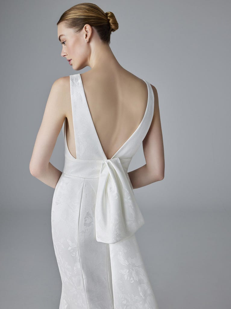 Pronovias CHARLINE | Vestido De Novia Sirena Con Escote De Pico | Pronovias