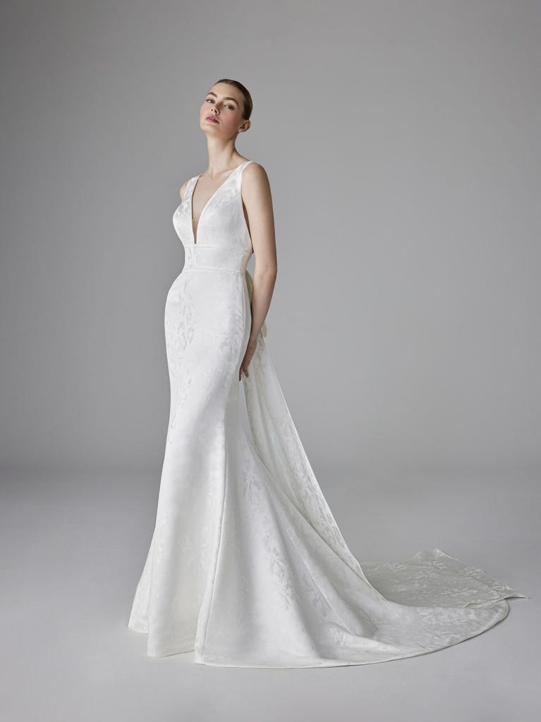 pronovias CHARLINE | Vestido de novia sirena con escote de pico | Pronovias