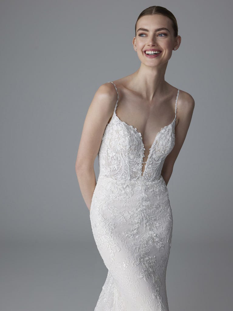 Pronovias CLAUDIE | Vestido De Novia Sirena Con Escote De Pico | Pronovias