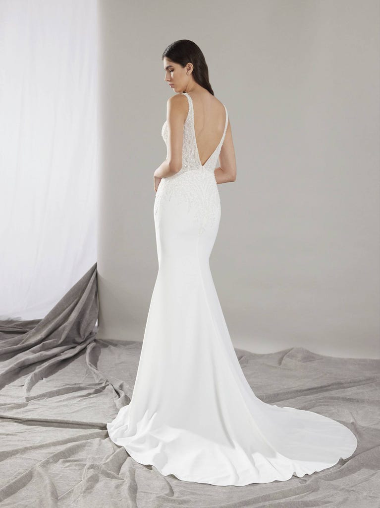 Pronovias CLIN | Vestido De Novia Sirena Con Escote De Pico | Pronovias
