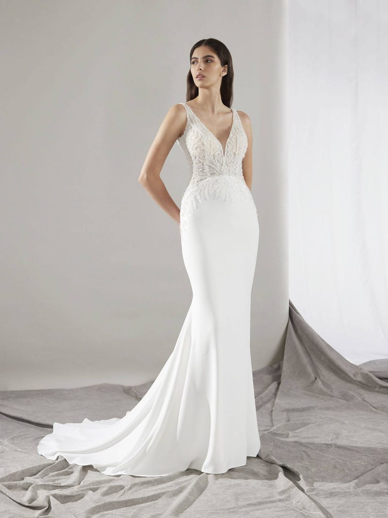pronovias CLIN | Vestido de novia sirena con escote de pico | Pronovias