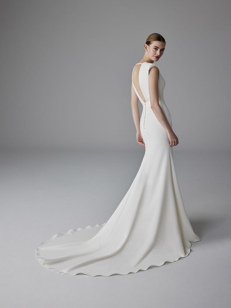 Pronovias DELICATESSE | Vestido De Novia Sirena Con Escote De Pico | Pronovias