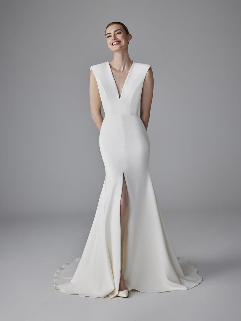 pronovias DELICATESSE | Vestido de novia sirena con escote de pico | Pronovias