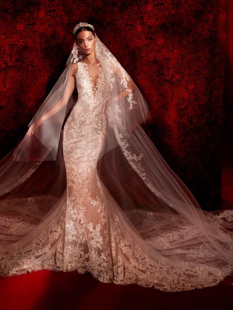 pronovias DESSAY | Vestido de novia sirena con escote de pico | Atelier Pronovias