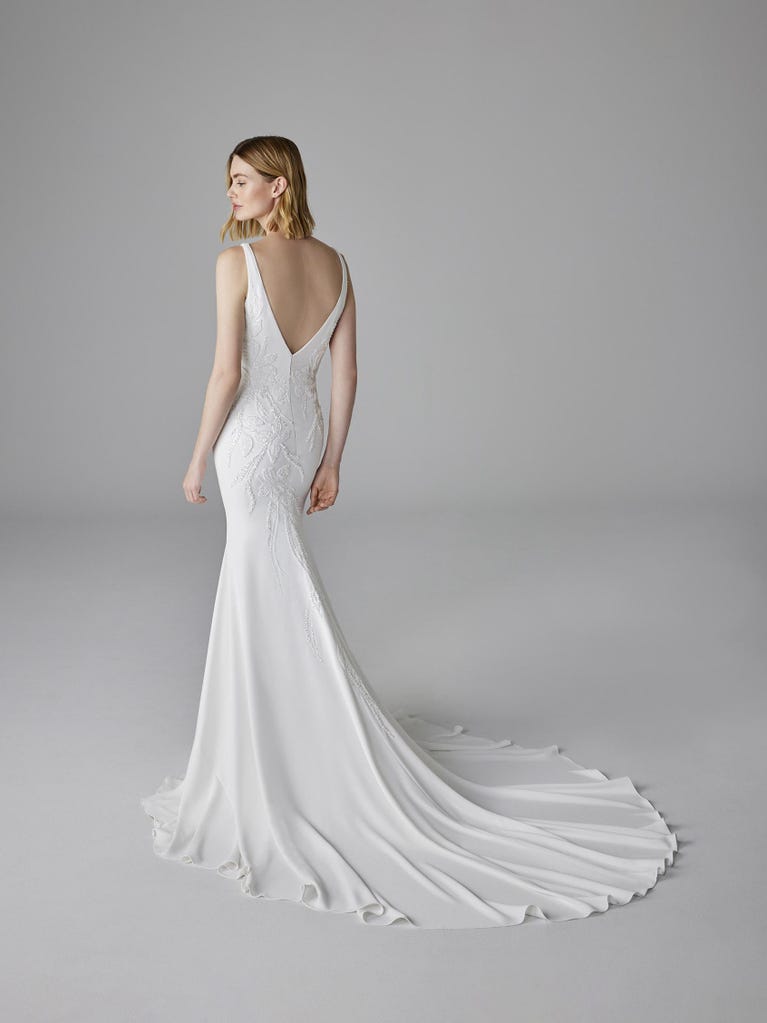 Pronovias DULCIE | Vestido De Novia Sirena Con Escote De Pico | Pronovias