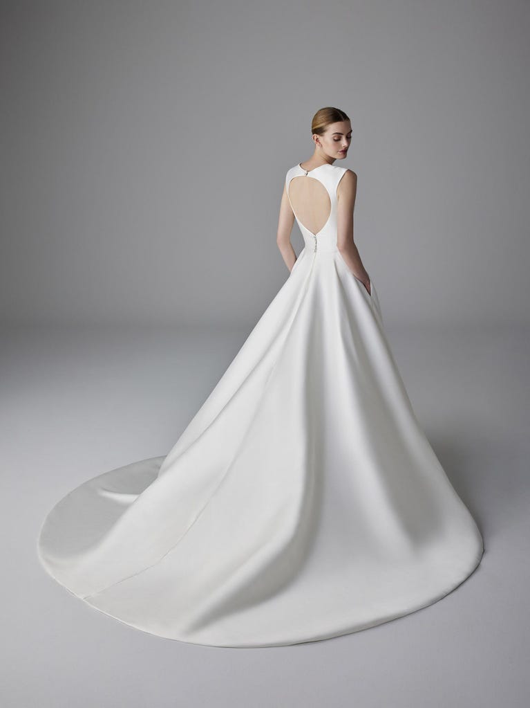 Pronovias ETINCELLE | Vestido De Novia Princesa Con Escote De Pico | Pronovias