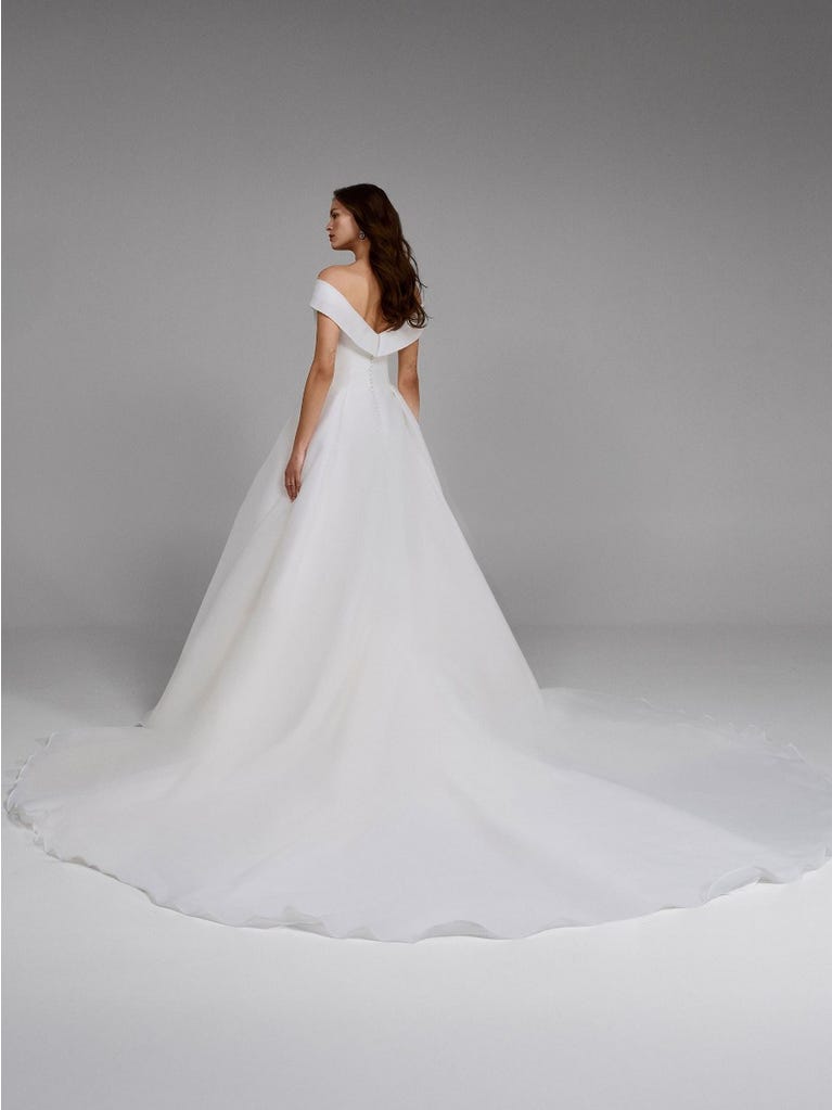 Pronovias FARRAH | Vestido De Novia Ballgown Con Escote Envolvente | Pronovias