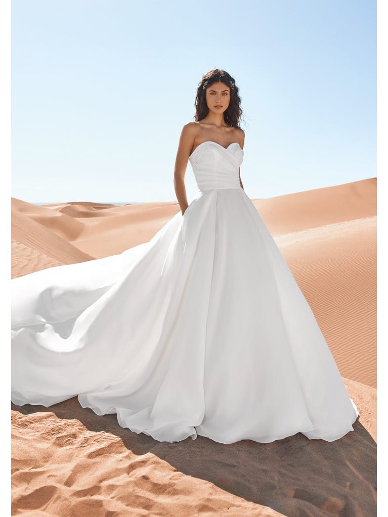 pronovias GEIRANGER | Vestido de novia princesa con escote corazón | PRONOVIAS