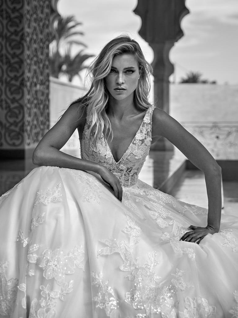 pronovias HURON | Vestido de novia corte en a con escote de pico | Pronovias