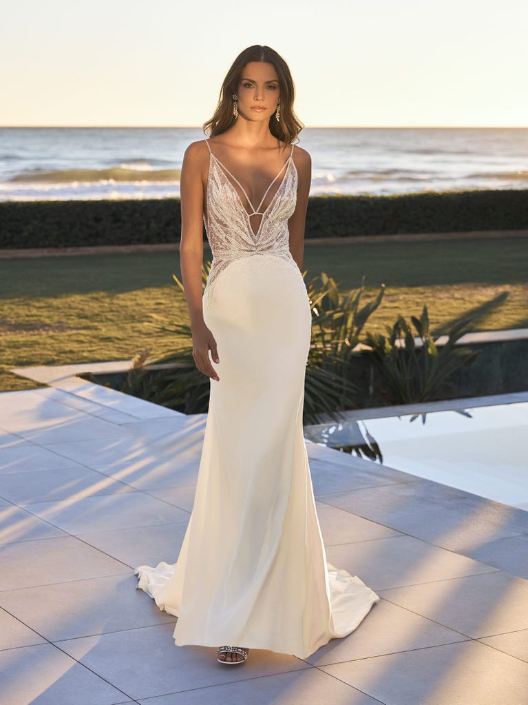 pronovias IRIS | Vestido de novia sirena con escote de pico | Pronovias
