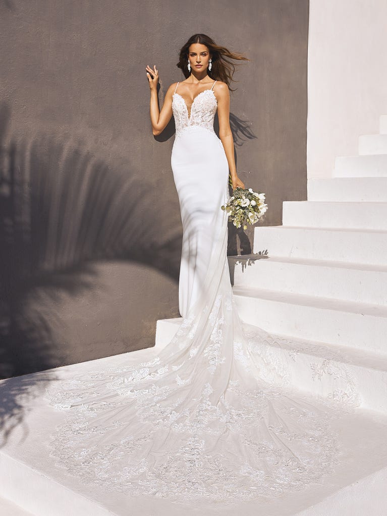 pronovias IZARA | Vestido de novia sirena con escote corazón | Pronovias