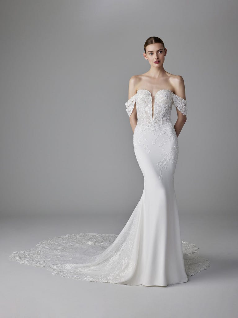 pronovias JUDI | Vestido de novia sirena con escote corazón | Pronovias