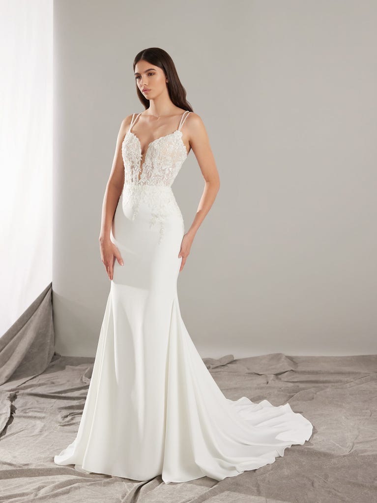 pronovias LEIA | Vestido de novia sirena con escote de pico | Pronovias