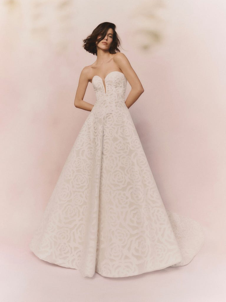 pronovias LOUELLE | Vestido de novia princesa con escote corazón | Pronovias