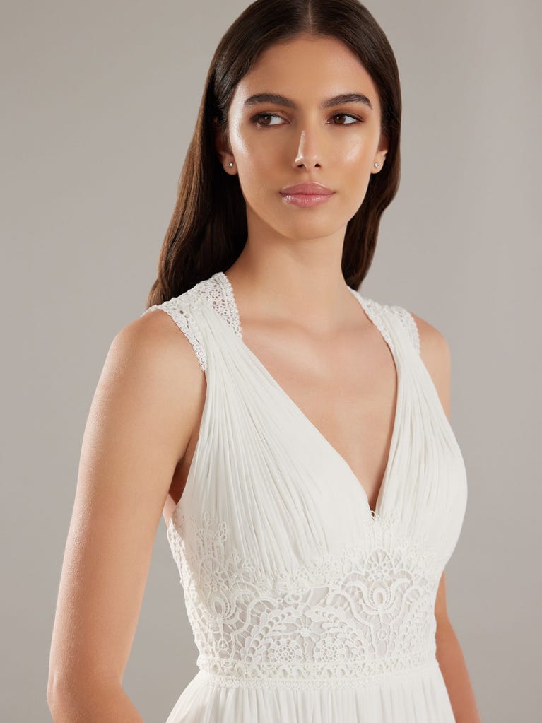 Pronovias LOVELY | Vestido De Novia Corte en a Con Escote De Pico | Pronovias