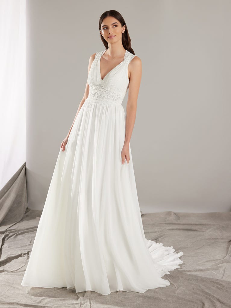 pronovias LOVELY | Vestido de novia corte en a con escote de pico | Pronovias