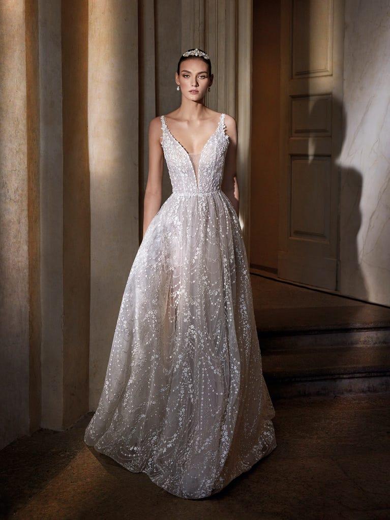 pronovias LULIT | Vestido de novia corte en a con escote de pico
