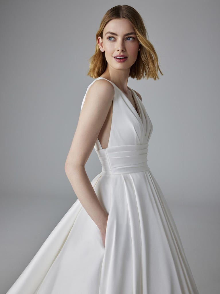 Pronovias LUMINEUSE | Vestido De Novia Princesa Con Escote De Pico | Pronovias