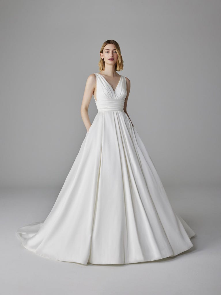 pronovias LUMINEUSE | Vestido de novia princesa con escote de pico | Pronovias